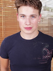 jackoff,masturbation,solo,straight,brown hair,jeans